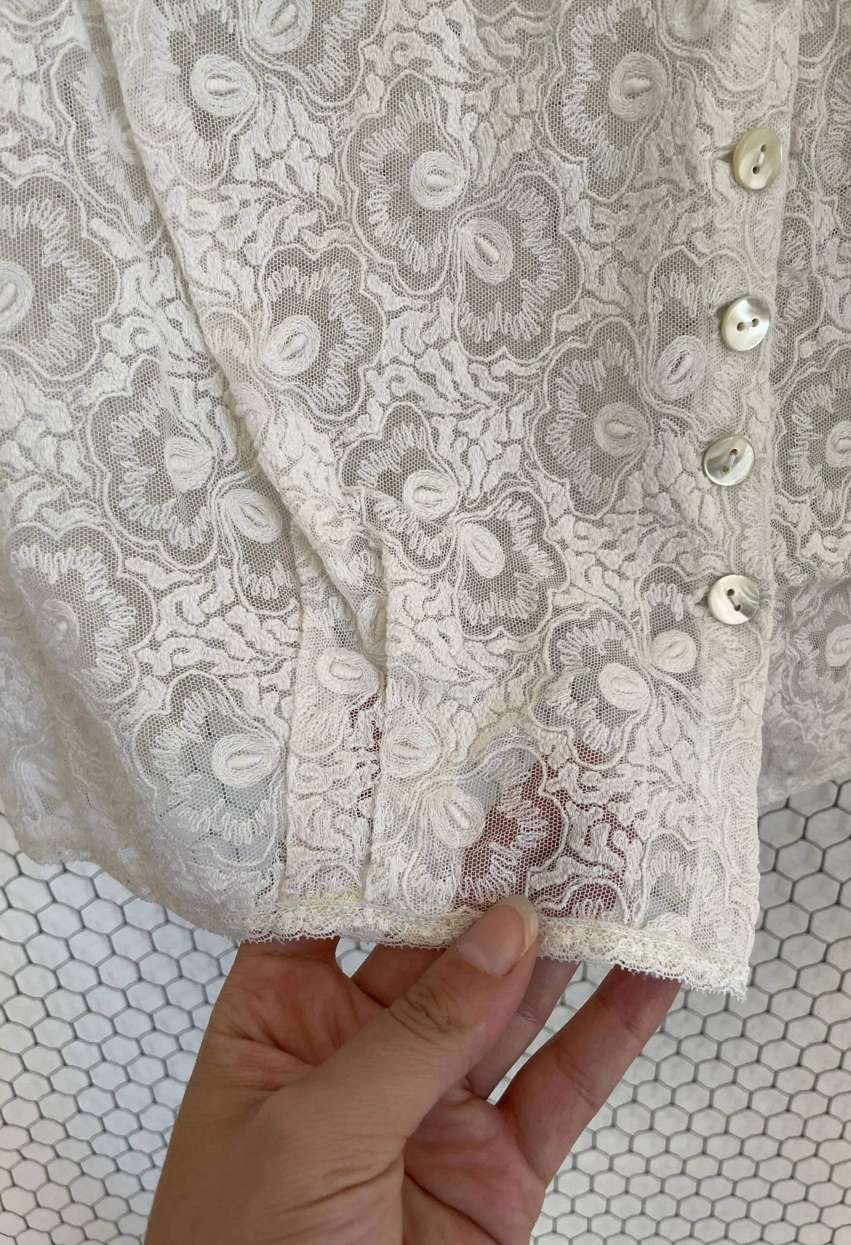 Blusa in tulle bianco ricamato a mano vintage anni ’50