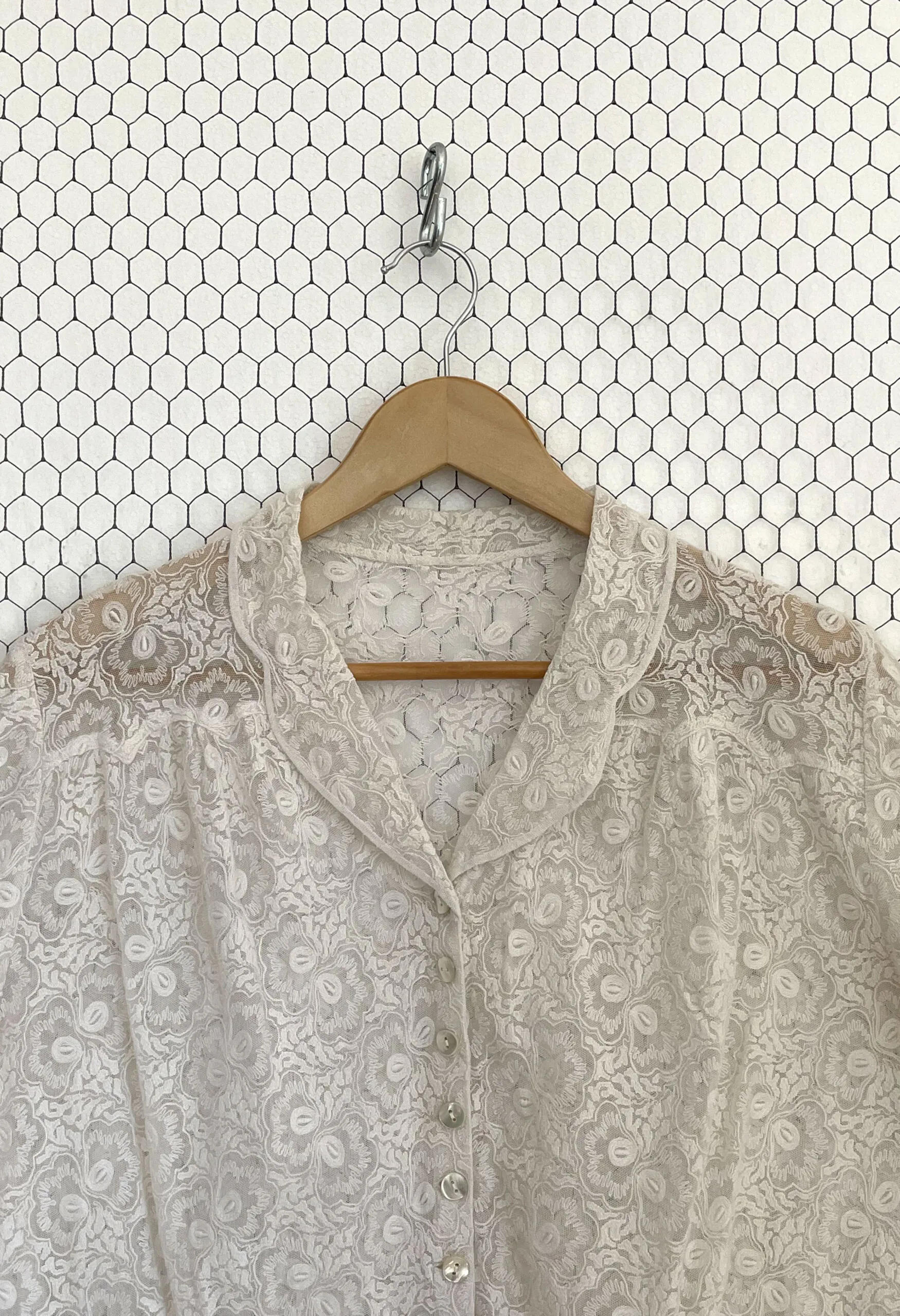 Blusa in tulle bianco ricamato a mano vintage anni ’50