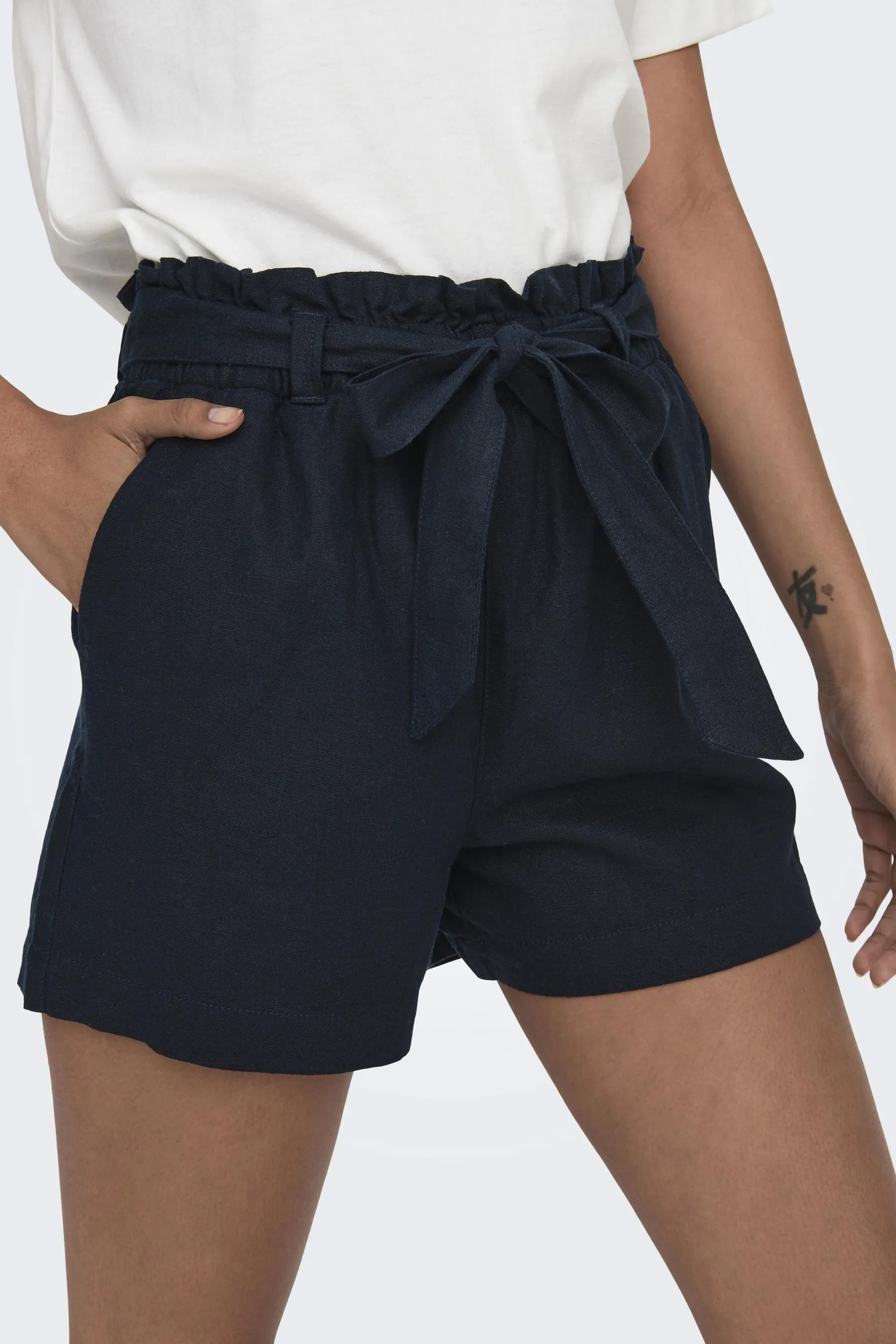 JDY - Shorts in misto lino allacciati in vita